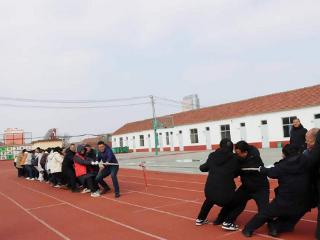 莒南县第六小学：巾帼聚力展风采 拔河比赛庆“三八”