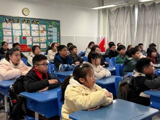 光影致敬雷锋 童心传承精神——南行实小开展“学雷锋纪念日”观影活动