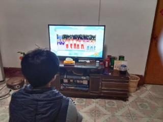 健康第一 乘势而上——济南市莱芜区方下中心中学组织全体学生观看春季《开学第一课》