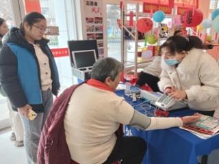 济宁市任城区金城街道开泰花园社区开展“情暖元宵·护齿护航”义诊活动