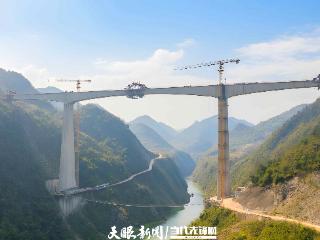 瓮马铁路南北延伸线项目瓮安河大桥全桥连续刚构梁顺利合龙