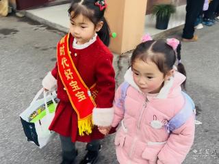 小手绘贺卡致敬警察叔叔 柏林中心幼儿园萌娃这样学雷锋