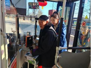 十米车厢藏大爱 我们的名字是雷锋