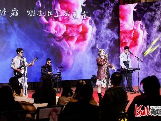 纵览原创 | 摇滚乐队主唱、医学博士、脱口秀演员，河北42岁女医生活出“多边形”人生