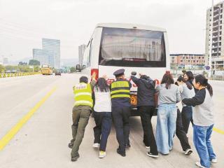 有爱的厦门 | 中巴高速抛锚 热心乘客齐推车