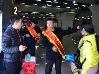 “薪火传情护民生——新老代表委员时空对话”丨新老代表隔空接力 共同守护“夕阳红”