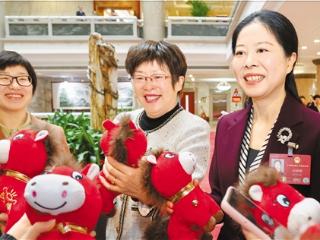 女代表喜收 “笑笑马”