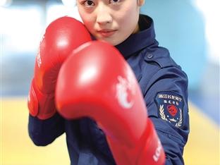 完成过1200多次跳伞、能撂倒180斤的壮汉 24岁河南姑娘在杭州当“空保”