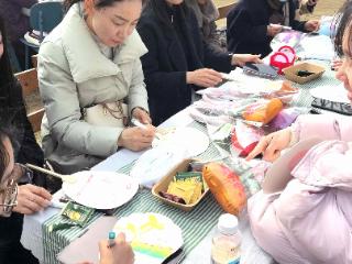 户外读书不负春光 蔡甸职教中心女教职工“三八”与春同框