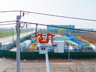 国网济宁供电公司开展配网“机器人”带电作业