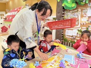 巧手传情，盛世红苗幼儿园致敬巾帼榜样