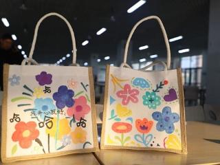临沂兰山特校工会开展三八节手绘麻布包活动