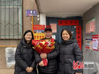 石家庄市新华区开展“鲜花送雷锋”主题活动