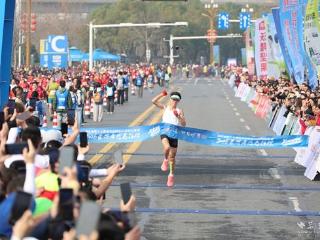 全马成功跑进“220”！咸宁代表队选手孝感马拉松夺冠