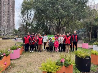 海德社区：老少携手植新绿，共享花圃焕生机