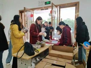 鄱阳中学举办“三八”国际妇女节庆祝活动