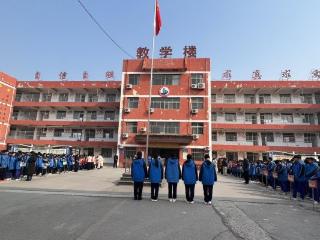 银山镇中学举行2026年新学期首次升旗仪式