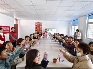 济宁市任城区李营街道东翔社区开展“香韵芳华，情暖三八”香囊DIY活动
