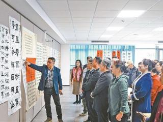 厦门老年大学开学 不少老年学员“加量”完成寒假作业