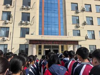 莒南县涝坡中学举行“策马启新程，扬鞭向未来”主题升旗仪式