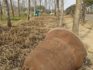 合肥一景区边倒着一口“大清同治”年间铁钟，半米多高，已被景区收好保管