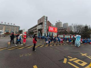 徐家楼街道大官庄村：春季开学护学岗 守护平安上学路