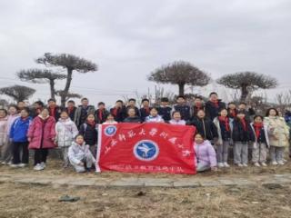 春种新绿 爱意同行——山东师大附小四（9）中队开展“植树节暨妇女节”双主题亲子活动