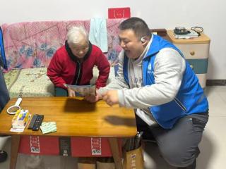 济宁市任城区阜桥街道小闸口社区开展“全民反诈 守护万家”入户宣传反电诈志愿者活动