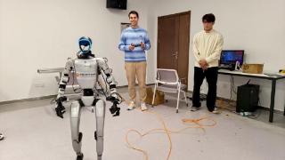 杭州的人形机器人太超前 德国留学生专程为它来学习