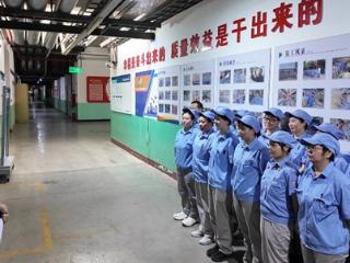 她们把“全家福”贴在更衣柜上丨春风有信