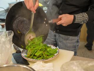 大学生家长走进校园共享厨房 为孩子们开火做饭