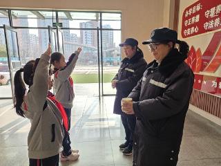 暖心三八节，临沂金盾小学学子致敬校园守护者