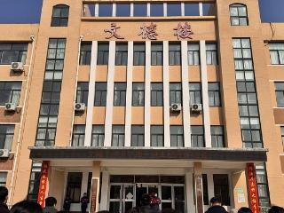 莒南县文疃镇初级中学举行“以梦为马启新程，安全护航向未来”新学期升旗仪式