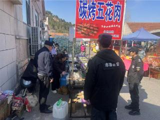 护航民俗盛会 守护烟火人间 崂山区综合行政执法局王哥庄综合行政执法中队为传统市集保驾护航