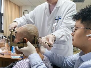 从失控到掌控！淄博市中心医院神经外科为帕金森患者按下生活“重启键”