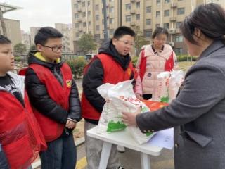 济宁市任城区金城街道永鑫社区：青春助力惠民服务 让便民物资直达家门口