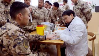 武警毕节支队官兵无偿献血 以热血践行雷锋精神