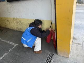 济宁市任城区南张街道悦诚社区：网格员深入辖区商铺 筑牢消防安全“防火墙”
