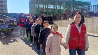 家长“接娃难” 合力巧化解