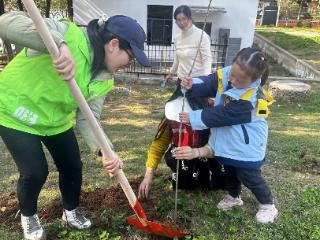 大手牵小手 阳光萌娃和家长在社区种下“成长树”