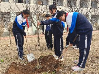 播种绿色 收获希望——济南市莱芜区方下中学举行“绿动青春 共建校园”植树节活动