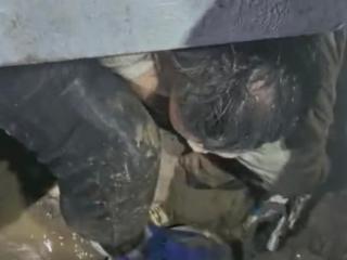 五河蓝天救援队从地下夹层救出走失儿童