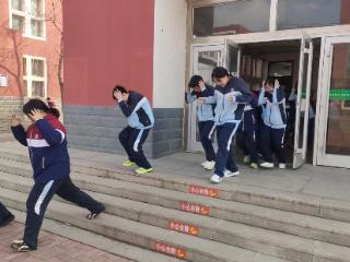 防震演练常开展 校园平安永相伴——东营市利津县陈庄镇中心学校开展地震应急疏散演练