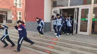 防震演练常开展 校园平安永相伴——东营市利津县陈庄镇中心学校开展地震应急疏散演练