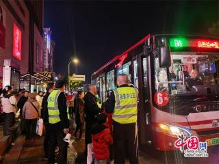 张家界公交人逆光而行：护送38万人兴尽而返