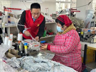 金融知识进企业 消保护航守安全 烟台农商银行牟平区牟山路支行党支部开展“3·15”金融宣传活动