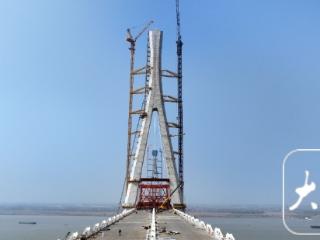 池州长江公铁大桥首对斜拉索挂设完成