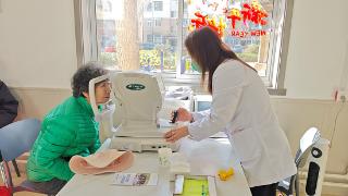 河北大学为离退休老同志送上“睛”彩健康福利