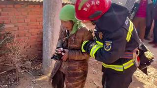 五万余元！消防员火场废墟中帮大娘找回现金