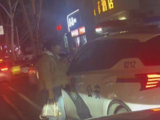女子路边向警车“借”了个车位 当事人：警察叔叔很给力